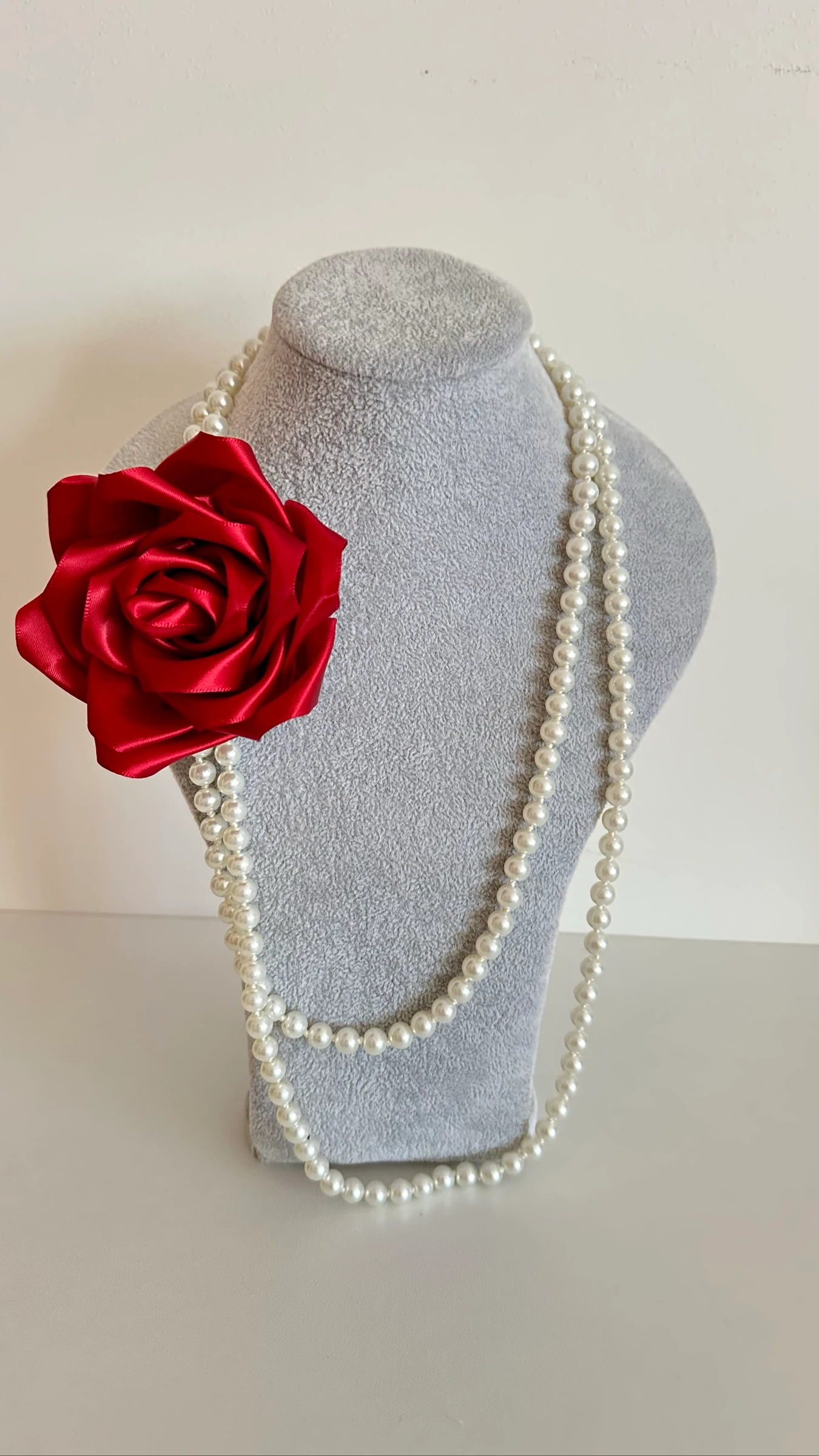 Colar com rosa e pérolas